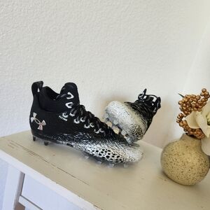 New!!! Women's Under Armour Spotlight Clone MC Black 3026343-001 Size 9 Football